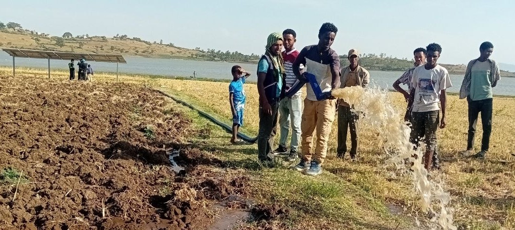 Farmers in Godino testing the solar water pump.